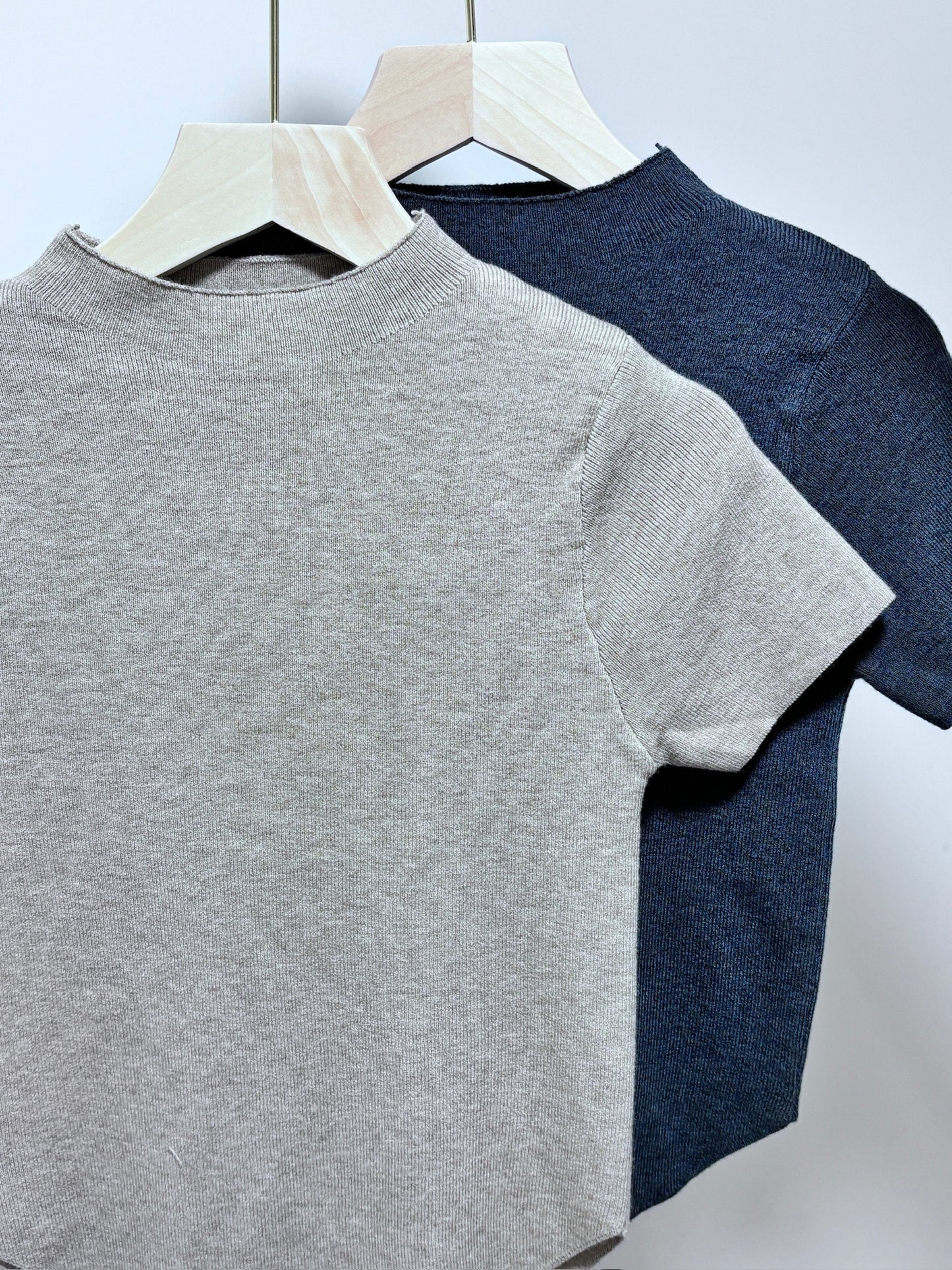 人手一件親膚舒適的 - 不規則針織上衣 [兩色入]