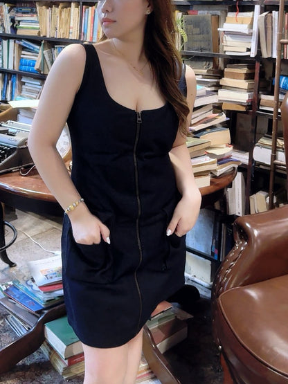 【𝒪𝓊𝓇 𝒮𝓊𝓂𝓂ℯ𝓇 ☀︎ 必備的牛仔拉鍊背心裙】