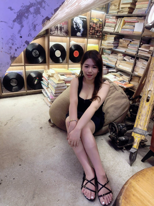 【𝒪𝓊𝓇 𝒮𝓊𝓂𝓂ℯ𝓇 ☀︎ 必備的牛仔拉鍊背心裙】