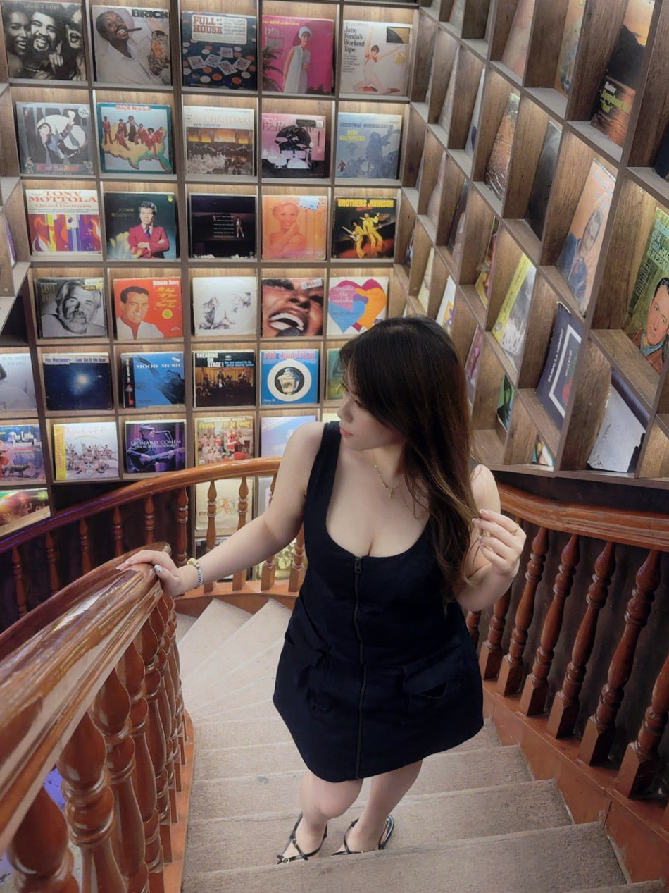 【𝒪𝓊𝓇 𝒮𝓊𝓂𝓂ℯ𝓇 ☀︎ 必備的牛仔拉鍊背心裙】