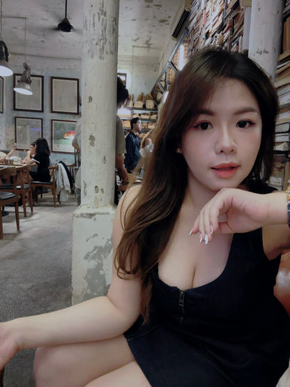 【𝒪𝓊𝓇 𝒮𝓊𝓂𝓂ℯ𝓇 ☀︎ 必備的牛仔拉鍊背心裙】